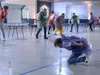 Maatbekers vullen met water uit de mond
