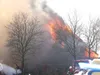 Zeer grote uitslaande brand in Wolsum legt woonboerderij in de as