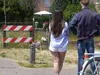 Vrienden leggen bloemen bij het spoor voor overleden pizzabezorger Roy (17)