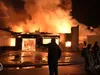 Grote brand bij standbouwer in Woerden, woningen ontruimd