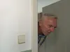 Martien veroorzaakt kortsluiting en de hele hut is in paniek