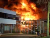 Grote brand in buurt van vuurwerkopslag, meerdere woningen ontruimd