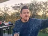 Johnny heeft GIGANTISCHE VERRASSING voor de campinggasten!
