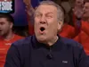 Goud: Jan Boskamp zingt voorafgaand aan Veronica Offside mee met Engelbewaarder en Sweet Caroline!
