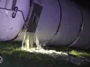 Melk stroomt over weg nadat tankwagen kantelt