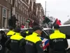 Koning uitgefloten, ME grijpt in bij demonstratie