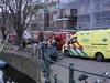 Vrouw valt van kade en komt op boot terecht, omstander schiet te hulp