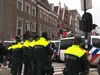 Koning uitgefloten, ME grijpt in bij demonstratie