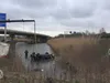Auto op zijn kop in water op A12, twee personen gewond