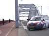 Verwarde man op brug in Arnhem, verkeer stilgelegd