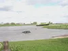 Auto belandt in IJssel, bergers halen voertuig uit het water