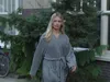 Anouk komt in haar badjas helpen!