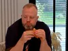 Bart eet alles met Filet American
