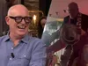 René ziet PSV-icoon Willy van de Kerkhof op de schouders van John van den Heuvel: 'Die weegt 34 kilo!'
