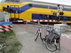 Bejaarde man op fiets aangereden door trein