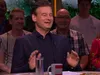 Wilfred Genee schiet in de lach om kleding van tafelgast Ronald Koeman