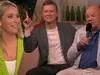Hélène vraagt wie er weleens masturbeert op werk; Pieter en Sam steken hun hand op