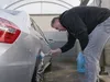 Niets te doen? Dan maar de auto's wassen!