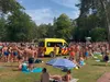 Man gered van verdrinking bij druk zwembad