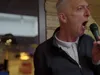 Martien host op hysterische wijze een bingo