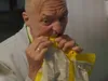 Martien bereidt een sterrenmaaltijd op slechts één vierkante meter.