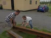 Zonder hulp moeten Eric en Judith de balken zelf vervoeren