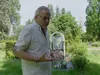 Gordon staat stil bij zijn overleden moeder en bezoekt graf.