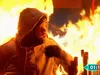 Vuurstuntman ontsteekt 43 fakkels terwijl hij zelf in brand staat.