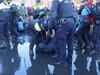 Politie zet waterkanon in tegen demonstranten klimaatprotest A12