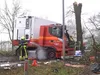 Truckchauffeur omgekomen door botsing tegen boom