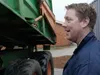 Boer Thijs leert zijn zoon tractor rijden
