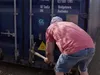 Alles wordt uit de kast gehaald om de zeecontainer te openen