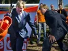 Koning Willem-Alexander oogst lof: âWc-pot werpen doet hij altijd vol overgaveâ
