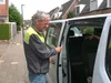 Gemeenteraadslid Kees zag problematiek leerlingenvervoer en rijdt nu zelf