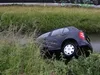 Auto belandt in sloot bij Tiel, bestuurder slaat op de vlucht