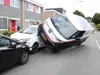 Bestelbus belandt bovenop geparkeerde auto in Apeldoorn