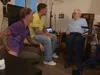 92-jarige bewondert André's tattoo: 'Ik wil er ook één!'