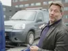 Dennis levert kapotte auto terug aan verkoper Frits