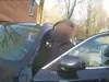 Oplichtende aannemer Alex rijdt in op cameraman