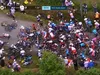 Toeschouwers zijn vaak levende obstakels tijdens Tour de France