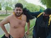 Ammar springt het water in om mega-bal te redden!