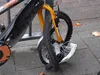 Jong meisje ontsnapt aan gruwelijk drama, fiets aan gort gereden door trein