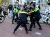 Demonstranten richten zich tegen verbranding koran en de politie