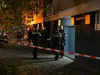 Politie schiet man met mes dood in woning in Rozenburg