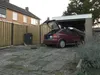 Auto knalt dwars door heg en schutting een garage binnen in Limburg