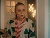 Mina loopt badkamer in met schoonmoeder Alice