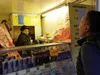 Rob Geus bezoekt een overvolle loempiakraam