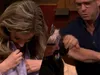 Zendertje valt in blousje Merel Ek: Rutger Castricum duwt geluidsman opzij om te helpen