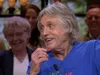 Johan Derksen (in t-shirt) blaast op wolvenfluitje: 'Zijn er ook fluitjes waarvan je vrouw weggaat?'