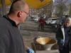 Tony en Derre delen kibbeling uit